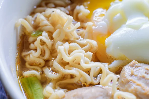 Fideos chinos con cerdo picado y huevo — Foto de Stock