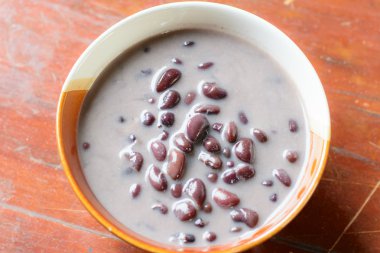 Siyah fasulye içinde Hindistan cevizi sütü 