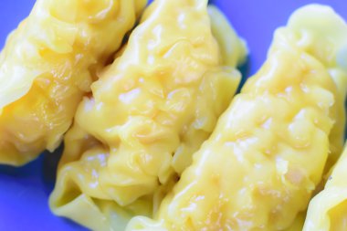  plaka üzerinde taze hamur tatlısı