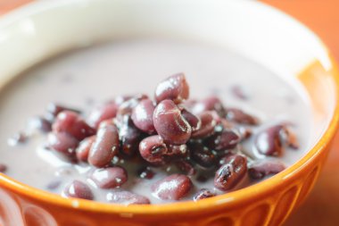 Siyah fasulye içinde Hindistan cevizi sütü 