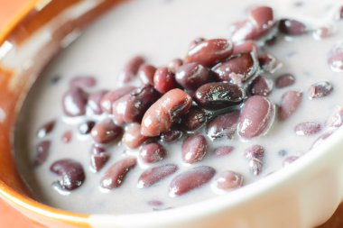 Siyah fasulye içinde Hindistan cevizi sütü 
