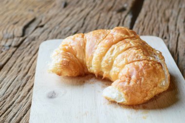 Taze pişmiş kruvasan. 
