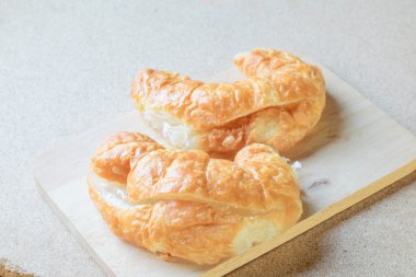 Taze pişmiş kruvasan.