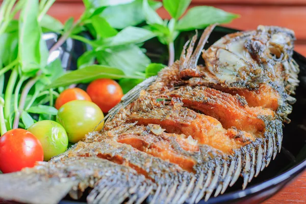 Pescado frito en plato — Foto de Stock