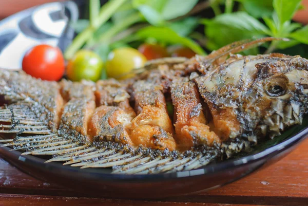 Pescado frito en plato — Foto de Stock