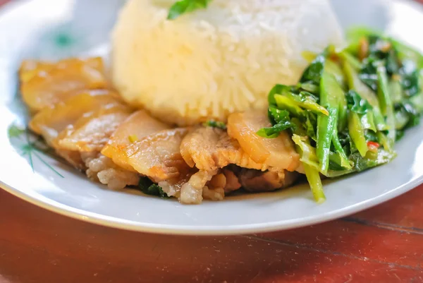 Daging rebus dengan nasi dan sayuran, makanan cepat saji Thailand — Stok Foto