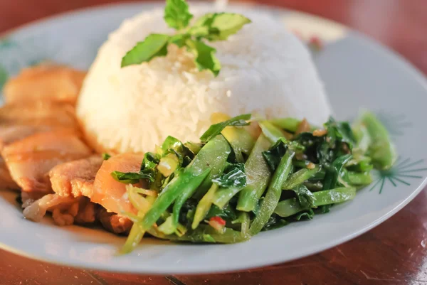 Daging rebus dengan nasi dan sayuran, makanan cepat saji Thailand — Stok Foto