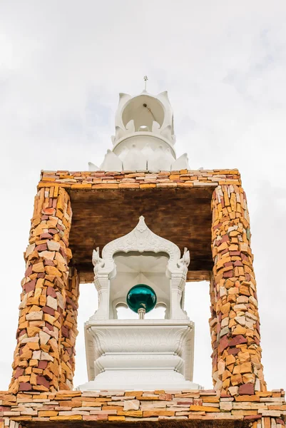 Eglise blanche et verre à billes — Photo