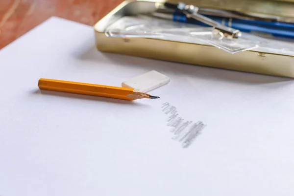 Brújulas, lápiz y reglas sobre papel cuadrado — Foto de Stock