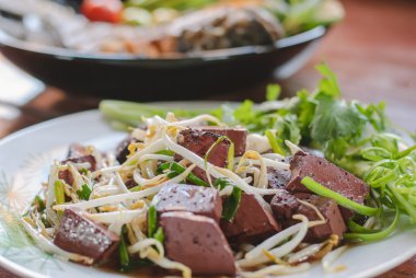 Stir fasulye filizi soya sosu ile ateş etti.