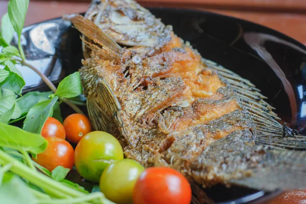 Pescado frito en plato — Foto de Stock