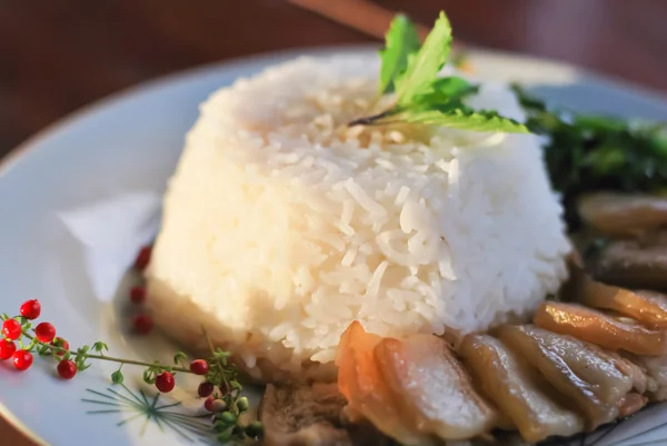 Daging rebus dengan nasi dan sayuran, makanan cepat saji Thailand — Stok Foto