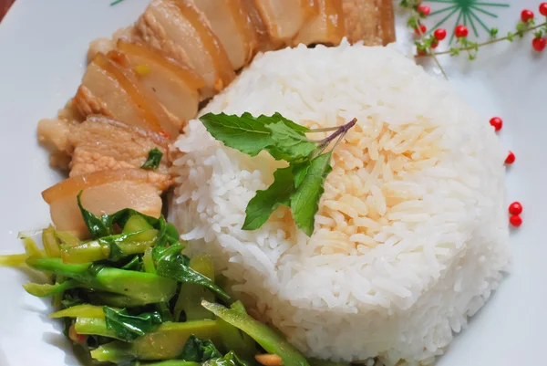 चावल और सब्जियों के साथ पोर्क स्टू, थाई फास्ट फूड — स्टॉक फ़ोटो, इमेज