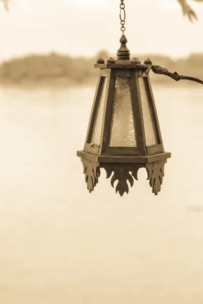 Vieille lanterne avec rivière — Photo