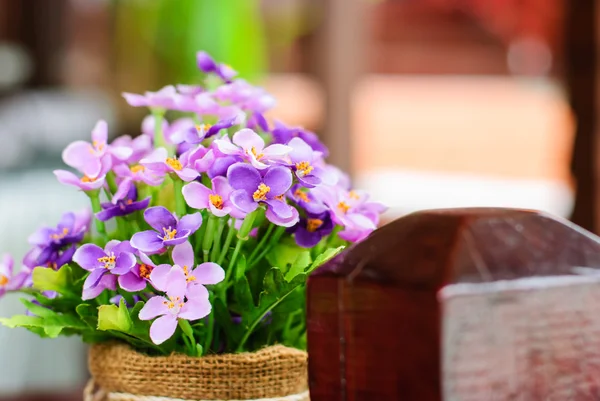 紫色假花盆 — 图库照片
