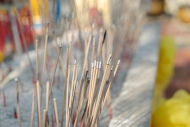 yanan tütsü çubukları