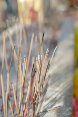 yanan tütsü çubukları