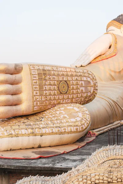 タイでリクライニング仏陀の足 — ストック写真