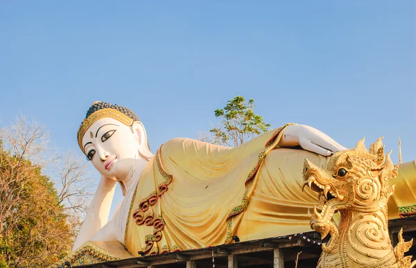 Socha ležícího Buddhy v Thajsku — Stock fotografie