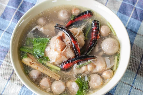 Tom yum soppa med fisk — Stockfoto