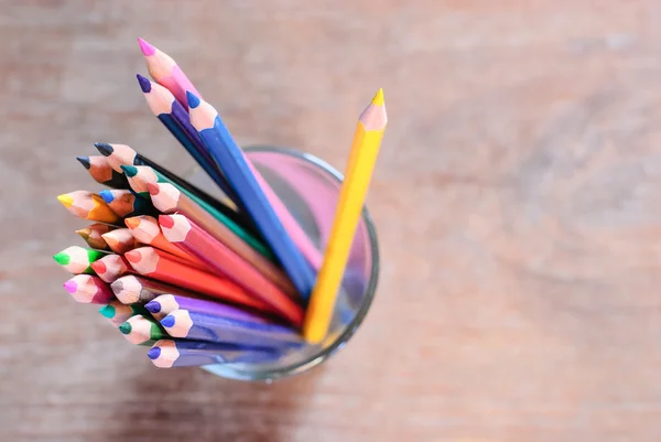 Lápices de colores sobre fondo de madera de color — Foto de Stock