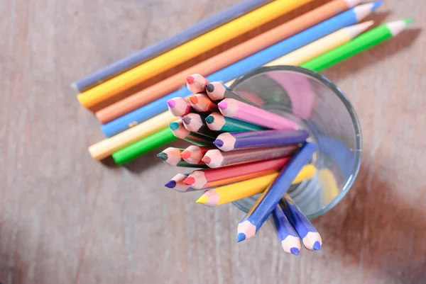 木製の背景の色の上にカラフルな鉛筆 — ストック写真