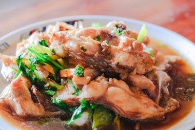 Baharatlı sos orfoz balığı