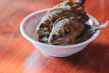 Beyaz tabakta kızarmış balık.