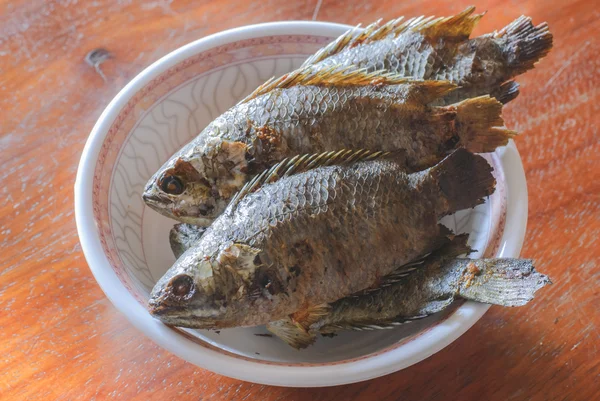 Pescado frito en un plato blanco — Foto de Stock