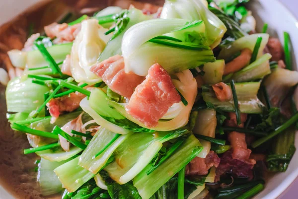 Mescolare fritto di verdure di cavolo riccio Chianease con carne di maiale — Foto Stock