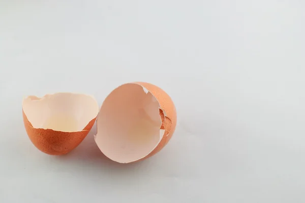 Kırık yumurta kabuğu ile yumurta sarısı ve protein — Stok fotoğraf