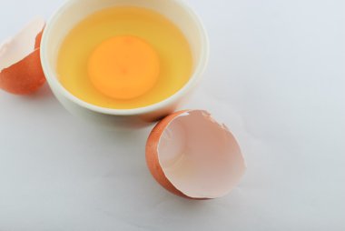 kırık yumurta kabuğu ile yumurta sarısı ve protein