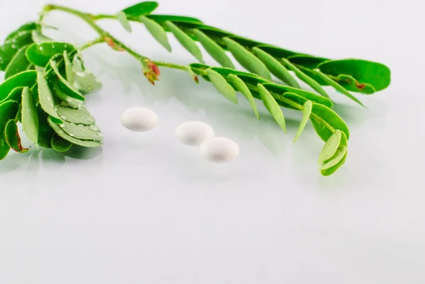 Weiße Tabletten isoliert auf weißem Hintergrund — Stockfoto