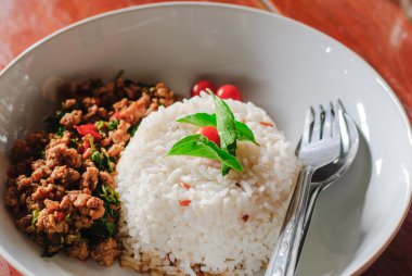 Kızarmış domuz eti ve fesleğenli pilav.