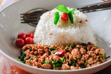 Kızarmış domuz eti ve fesleğenli pilav.