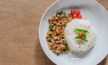 Kızarmış domuz eti ve fesleğenli pilav.