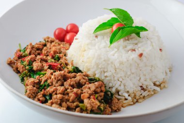 Kızarmış domuz eti ve fesleğenli pilav.