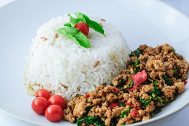 Kızarmış domuz eti ve fesleğenli pilav.