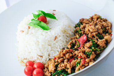 Kızarmış domuz eti ve fesleğenli pilav.