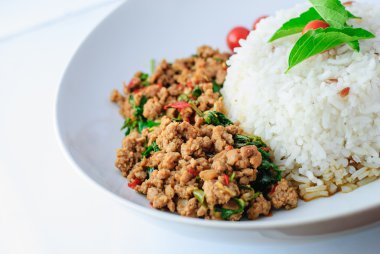 Kızarmış domuz eti ve fesleğenli pilav.