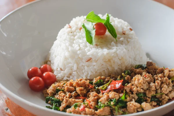 Arroz cubierto con cerdo frito y albahaca —  Fotos de Stock