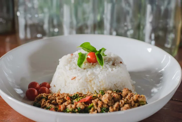 Ris toppad med stekt fläsk och basilika — Stockfoto