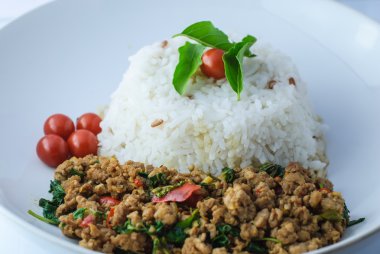 Kızarmış domuz eti ve fesleğenli pilav.