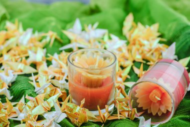 Yeşil kumaş üzerine mumlar