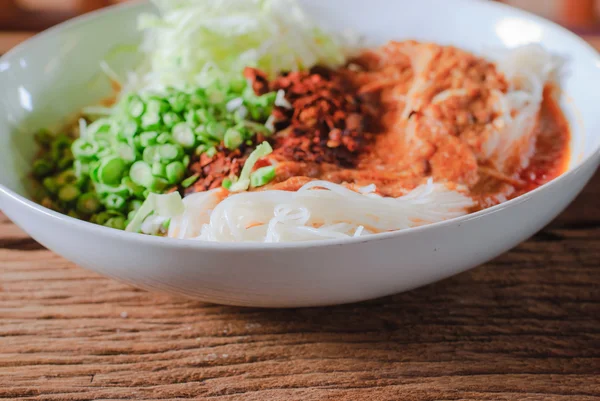 Vermicelli di riso tailandese serviti con curry — Foto Stock