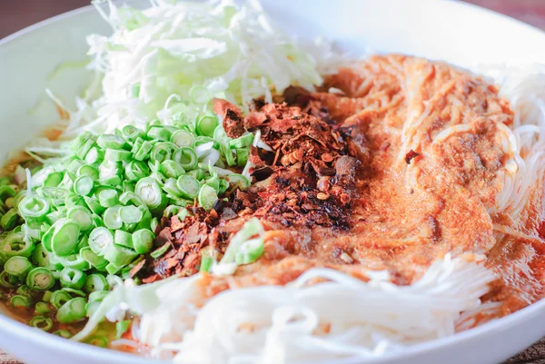 Thai ris vermicelli serveret med curry - Stock-foto