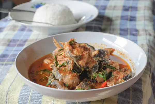 Santed manger du poisson avec de la pâte de piment — Photo