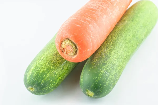 Огірок і морква ізольовані — стокове фото