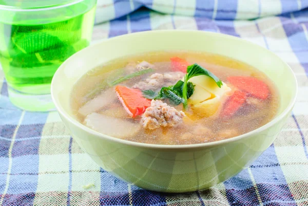 Чистый суп с бобовым творогом и фаршированной свининой — стоковое фото