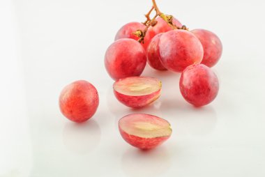  izole kırmızı üzüm